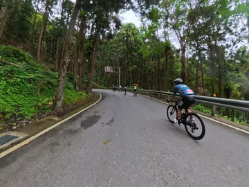 雪巴運動台灣登山大滿貫 車友在林蔭山路爬坡