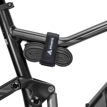 黑色 Granite Rockband 綁帶把折疊備用內胎固定在登山車黑色車架接頭，特寫